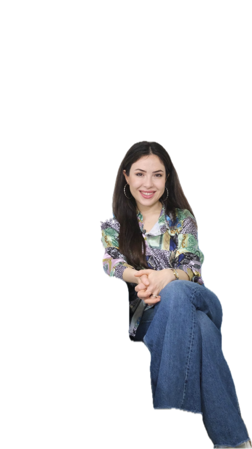 Diyetisyen Emine Hayrunnisa Çapık, gülümseyerek oturuyor