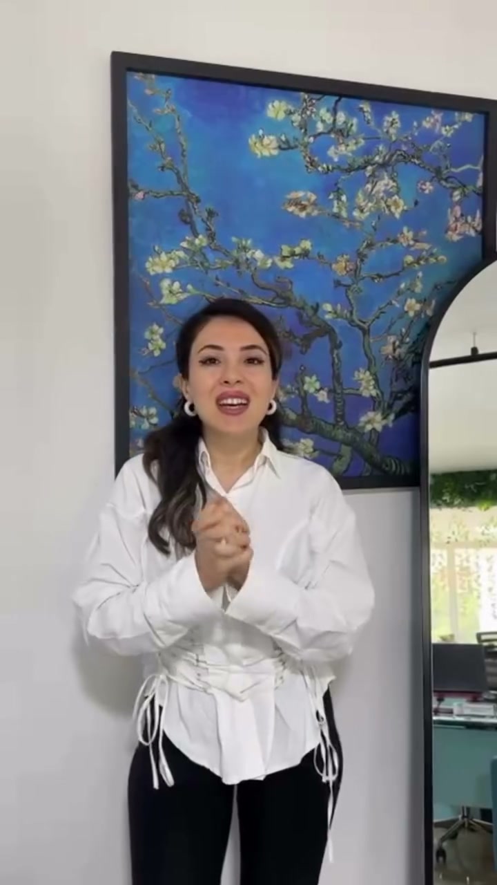 Emine Hayrunnisa Çapık merkezinde, Van Gogh badem çiçeği tablosunun önünde